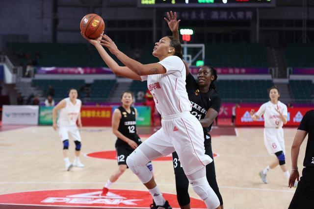 今晚，上海海港门将颜骏凌首发出场，迎来了他代表俱...（上海海港门将颜骏凌今晚首发，迎来代表球队的新里程碑）