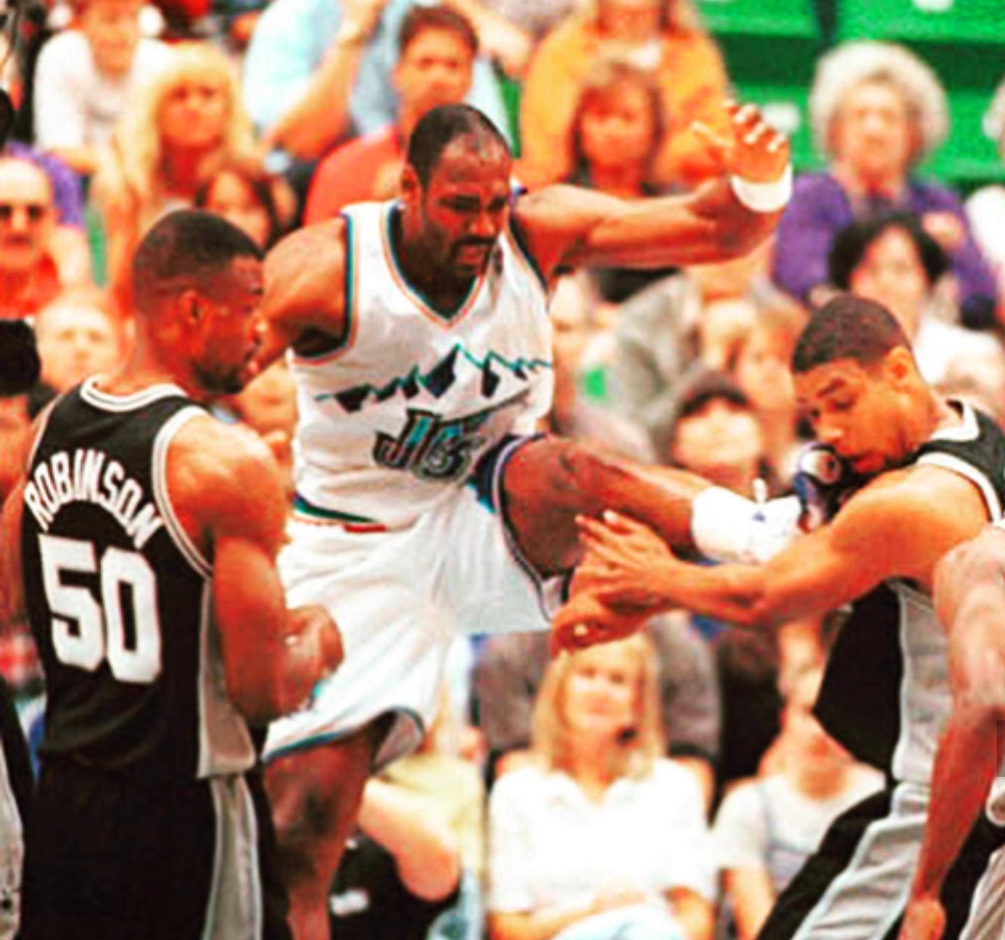 外媒：下赛季欧冠联赛阶段用球将采用白+薄荷绿+紫创新配色（外媒：下赛季欧冠联赛阶段用球将启用白、薄荷绿与紫的全新配色）